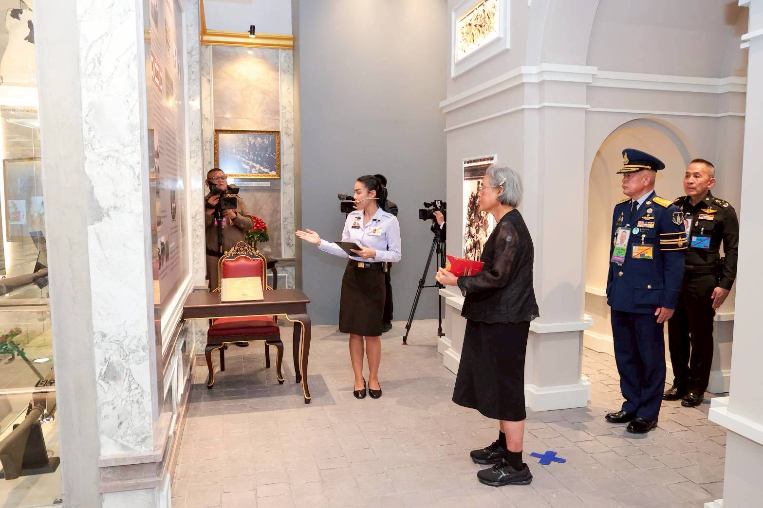 ๔๖ สมเด็จพระกนิษฐาธิราชเจ้า กรมสมเด็จพระเทพรัตนราชสุดาฯ สยามบรมราชกุมารี เสด็จพระราชดำเนินไปทรงเปิดอนุสรณ์สถานสำนักงานปลัดกระทรวงกลาโหม