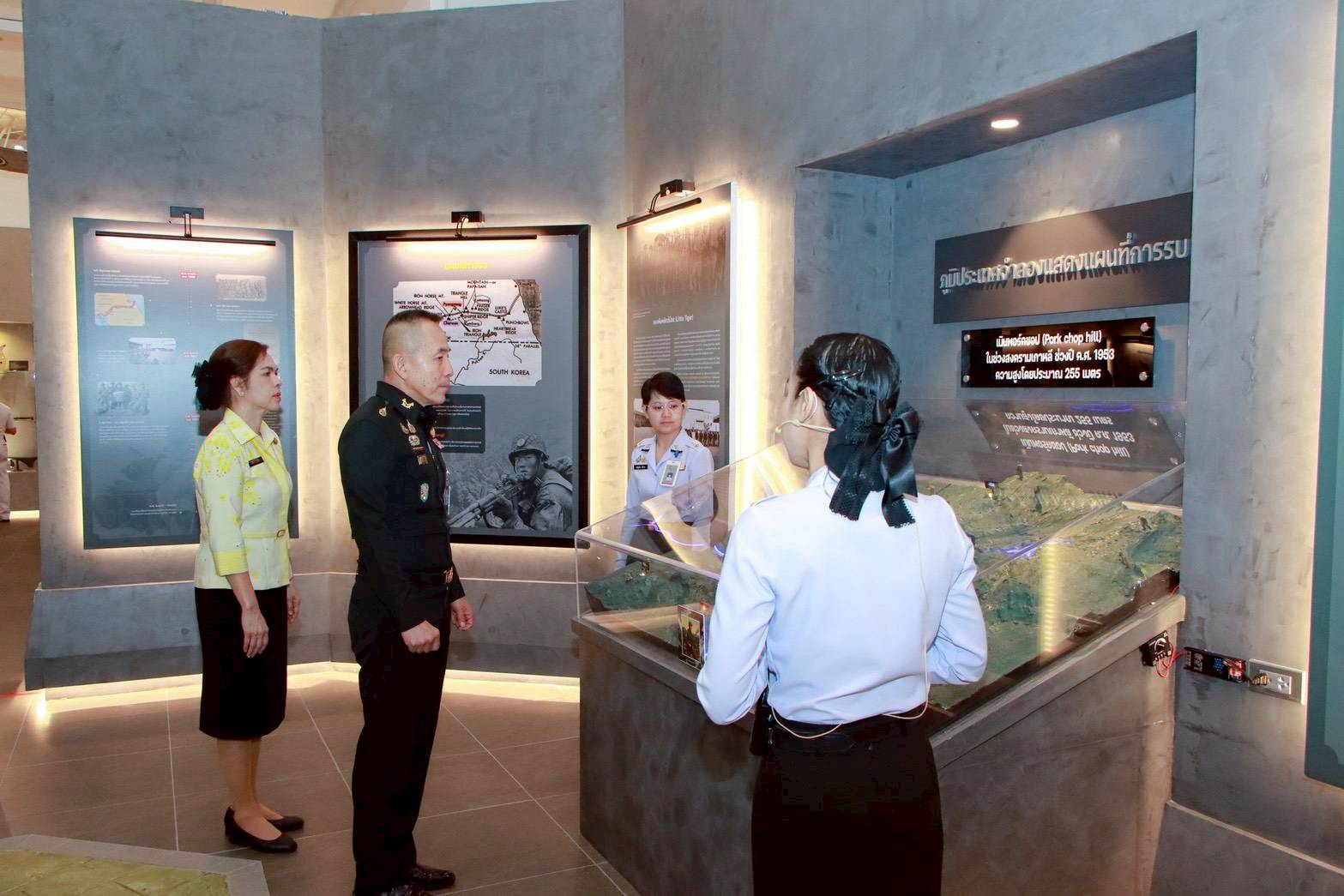๔๗ การเยี่ยมชมอนุสรณ์สถานสำนักงานปลัดกระทรวงกลาโหม