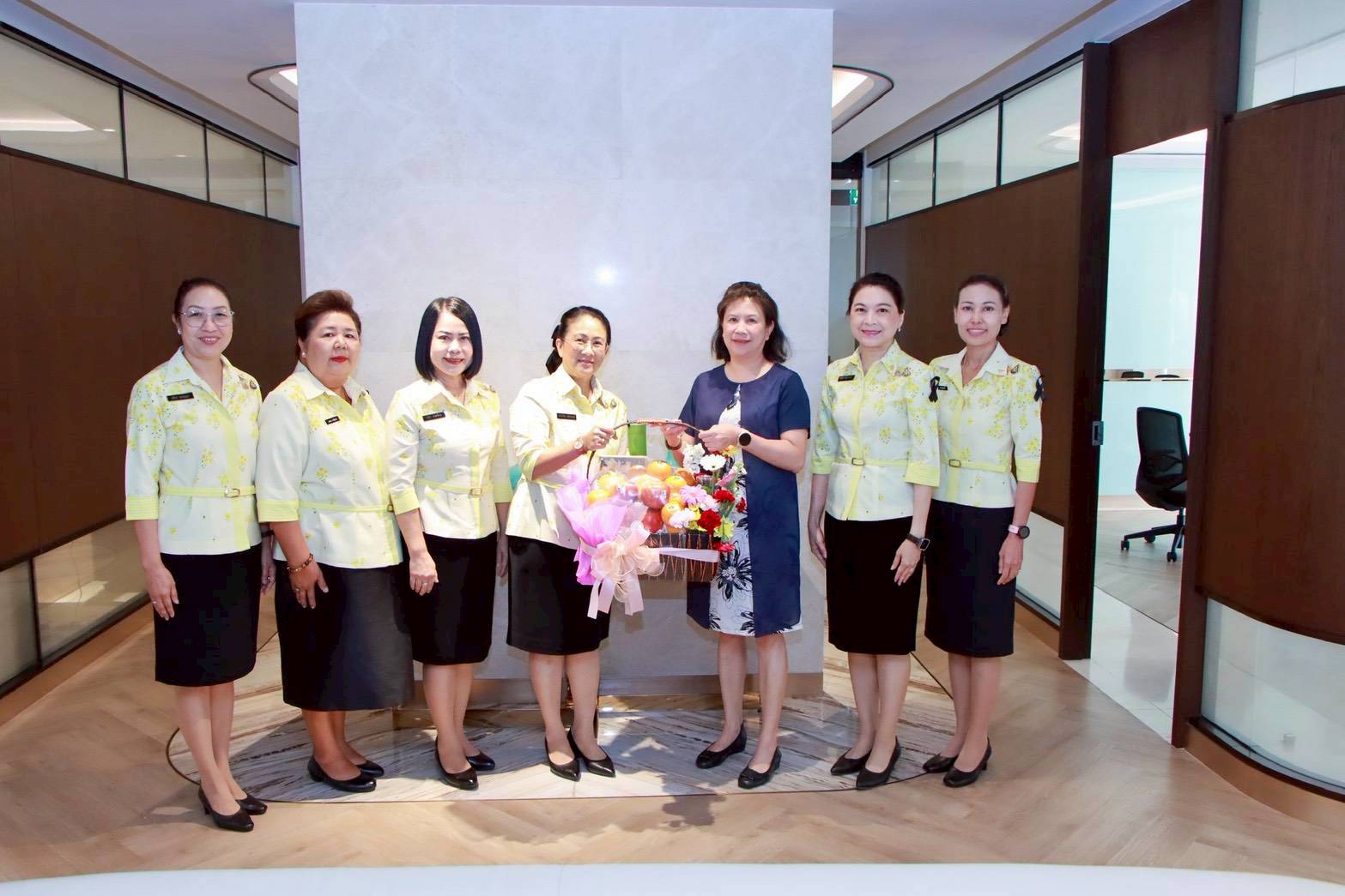 ๔๙ คณะทำงานโครงการสายใยรักษ์ เพื่อคนพิเศษ เข้าพบผู้บริหารบริษัทที่ให้การสนับสนุนการดำเนินงานโครงการประกอบอาชีพตามมาตรา ๓๕(๗)