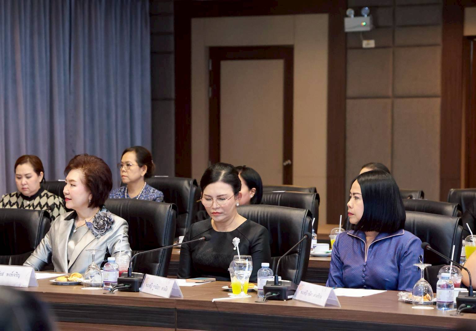 ๕๓ การประชุมสรุปผลการดำเนินงานของสมาคมภริยาข้าราชการสำนักงานปลัดกระทรวงกลาโหม รอบ ๖ เดือน