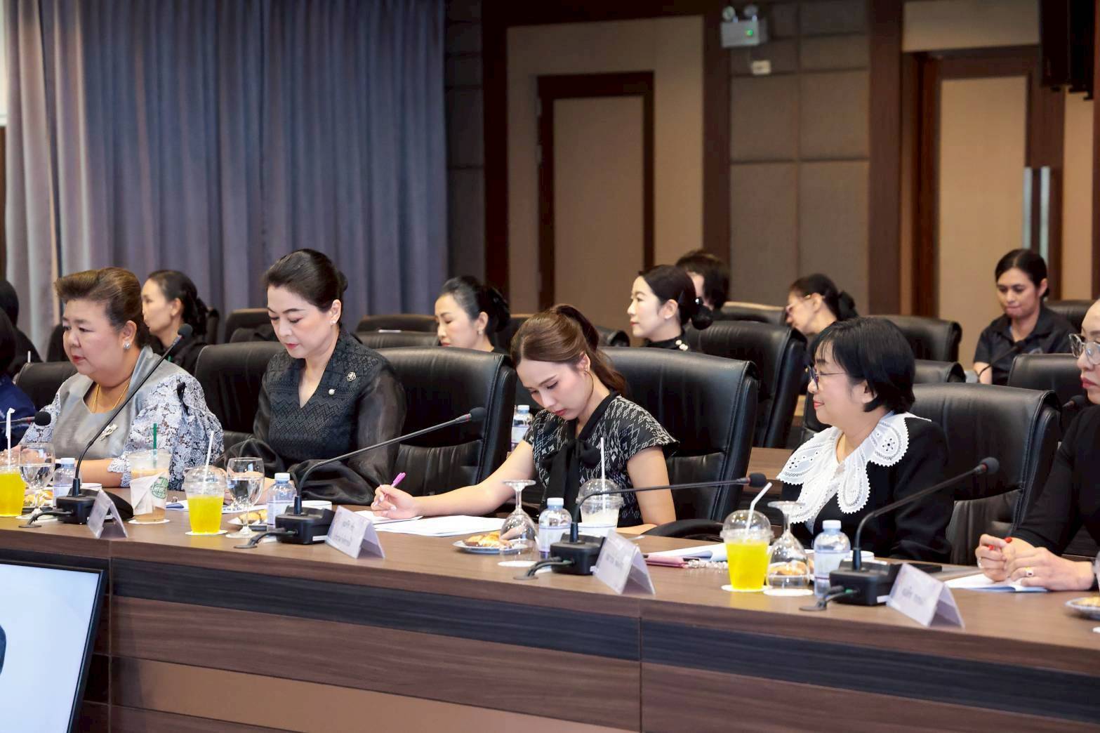 ๕๓ การประชุมสรุปผลการดำเนินงานของสมาคมภริยาข้าราชการสำนักงานปลัดกระทรวงกลาโหม รอบ ๖ เดือน