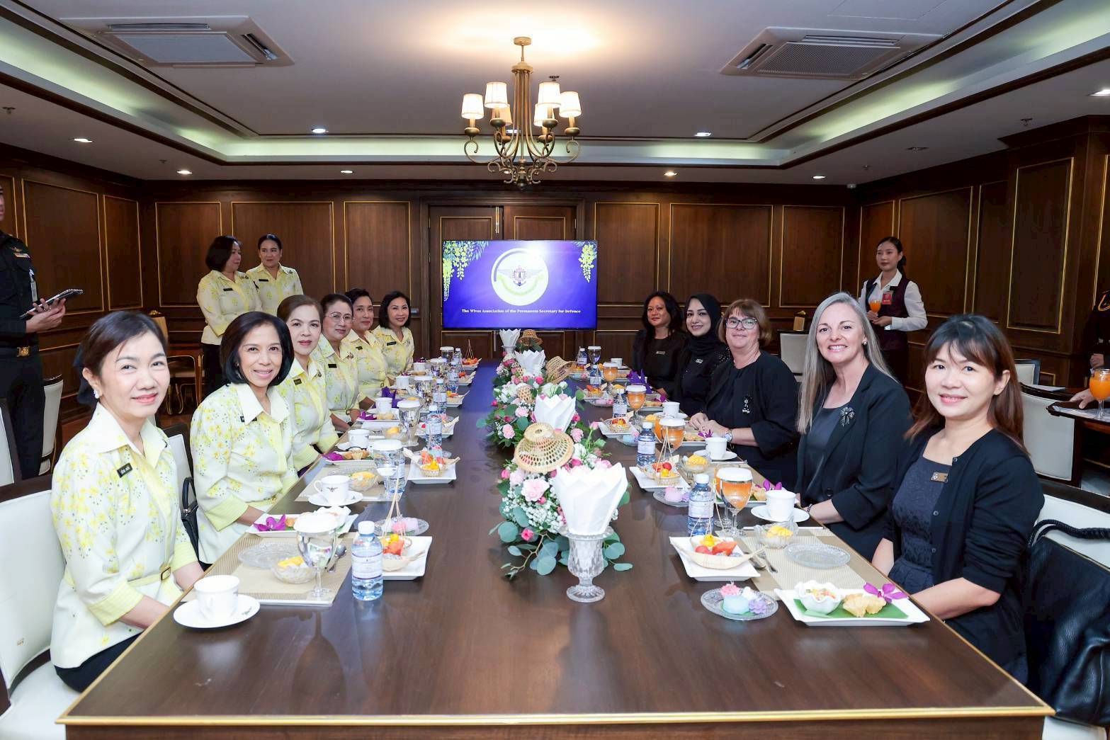 ๕๘ คณะภริยาผู้ช่วยทูตฝ่ายทหารต่างประเทศ ประจำกรุงเทพฯ เข้าเยี่ยมคำนับนายกสมาคมภริยาข้าราชการสำนักงานปลัดกระทรวงกลาโหม เพื่อแนะนำตัวในโอกาสเข้ารับหน้าที่