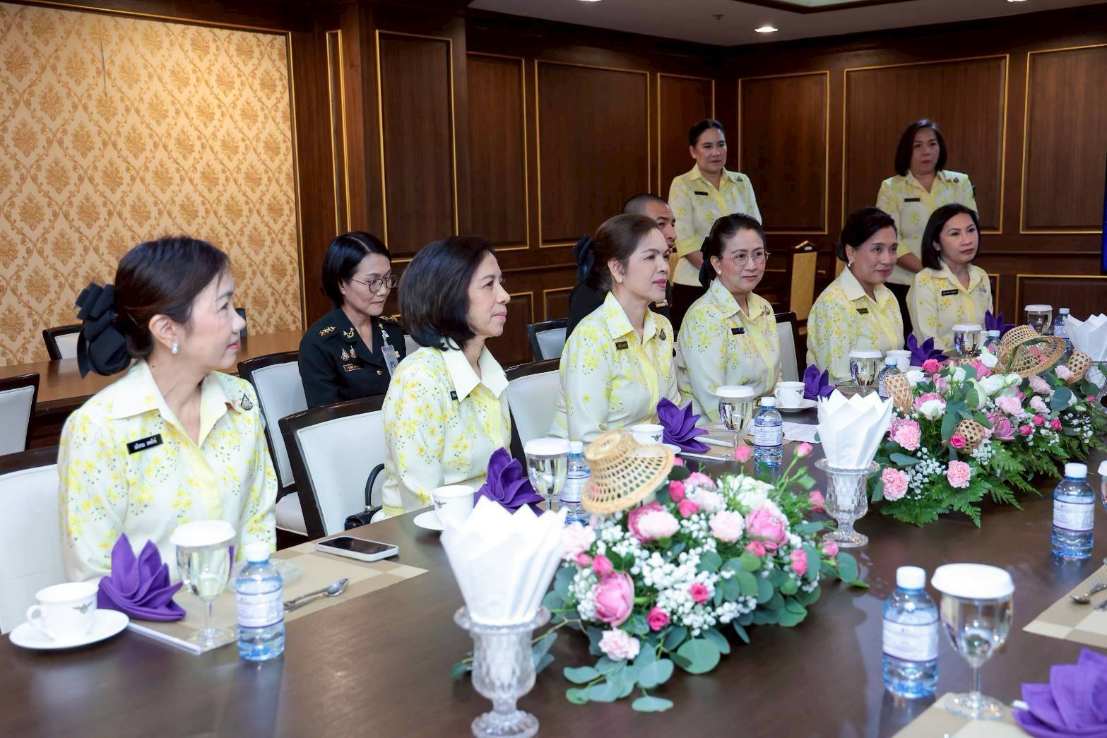๕๘ คณะภริยาผู้ช่วยทูตฝ่ายทหารต่างประเทศ ประจำกรุงเทพฯ เข้าเยี่ยมคำนับนายกสมาคมภริยาข้าราชการสำนักงานปลัดกระทรวงกลาโหม เพื่อแนะนำตัวในโอกาสเข้ารับหน้าที่