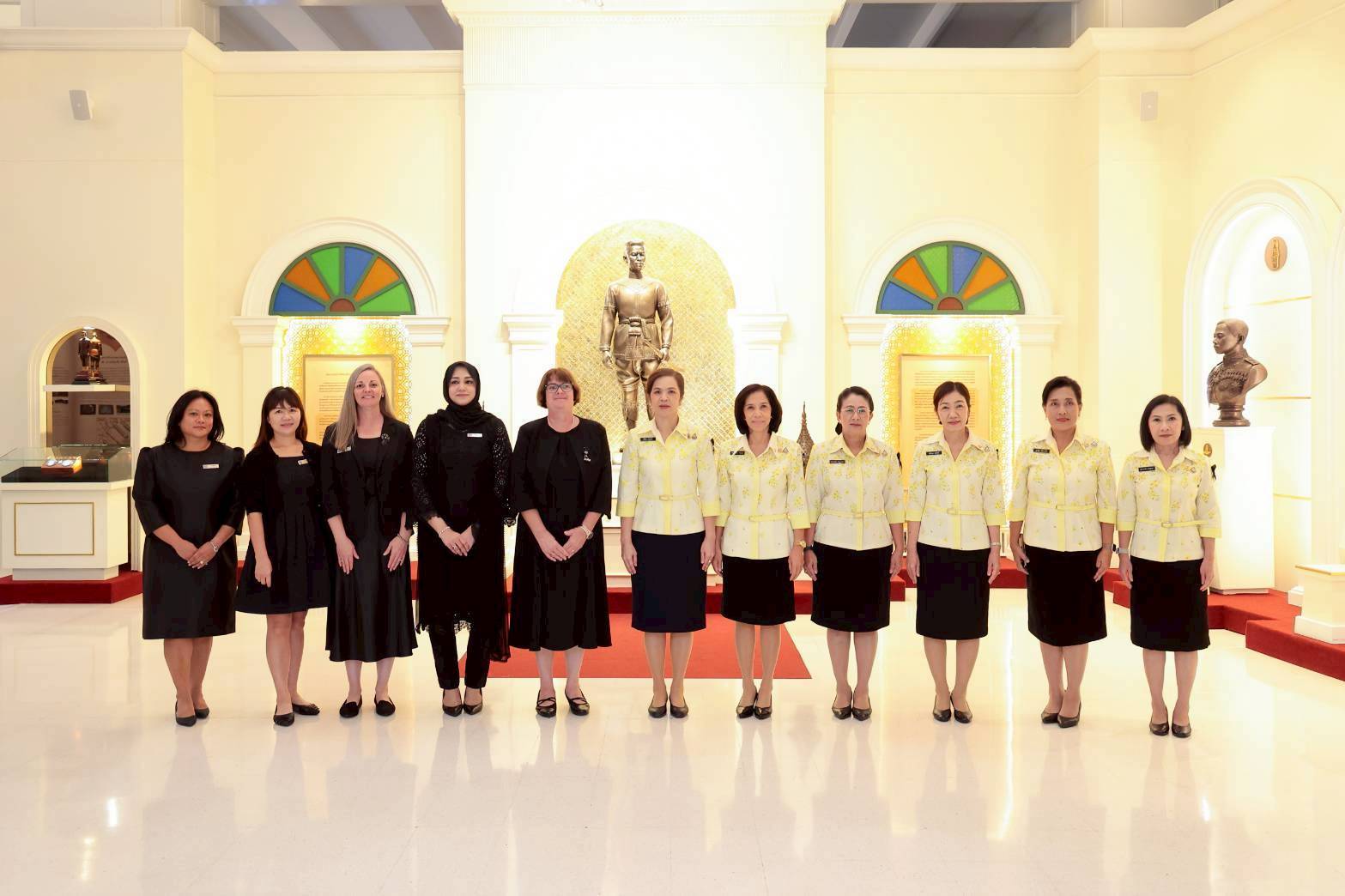 ๕๘ คณะภริยาผู้ช่วยทูตฝ่ายทหารต่างประเทศ ประจำกรุงเทพฯ เข้าเยี่ยมคำนับนายกสมาคมภริยาข้าราชการสำนักงานปลัดกระทรวงกลาโหม เพื่อแนะนำตัวในโอกาสเข้ารับหน้าที่