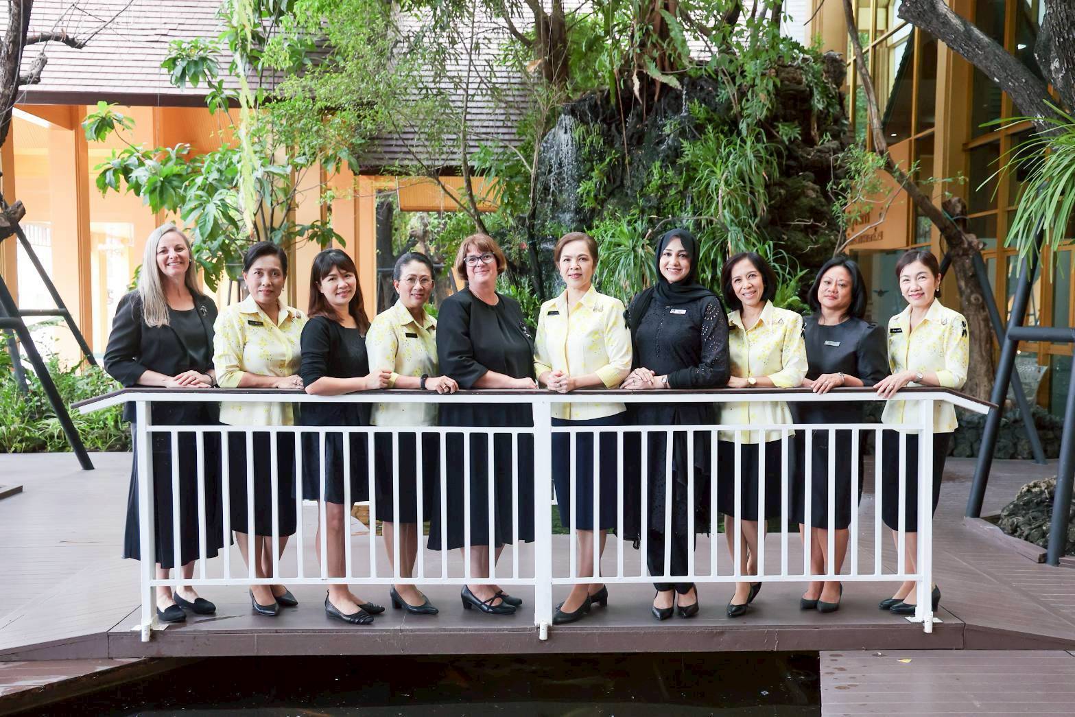 ๕๘ คณะภริยาผู้ช่วยทูตฝ่ายทหารต่างประเทศ ประจำกรุงเทพฯ เข้าเยี่ยมคำนับนายกสมาคมภริยาข้าราชการสำนักงานปลัดกระทรวงกลาโหม เพื่อแนะนำตัวในโอกาสเข้ารับหน้าที่