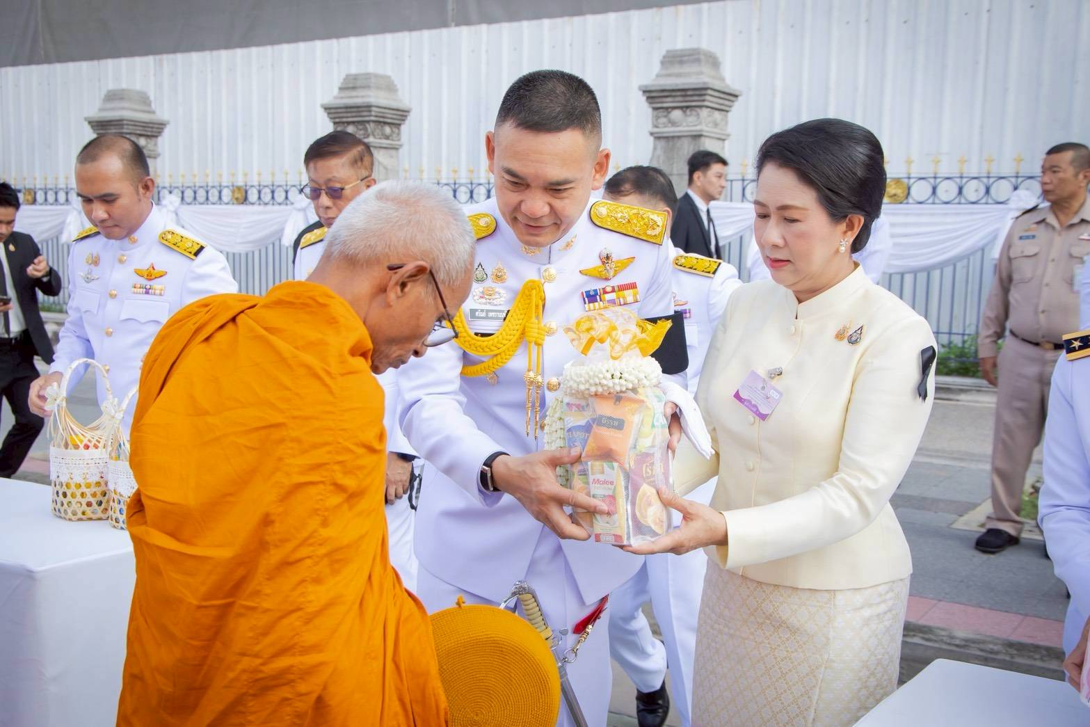 ๖๓ พิธีเจริญพระพุทธมนต์และทำบุญตักบาตรถวายเป็นพระราชกุศล เนื่องในโอกาสการประกาศยกย่องพระเกียรติคุณพระราชกรณียกิจในวาระครบ ๑๐๐ ปี สมเด็จพระนางเจ้ารำไพพรรณี พระบรมราชินี ในรัชกาลที่ ๗