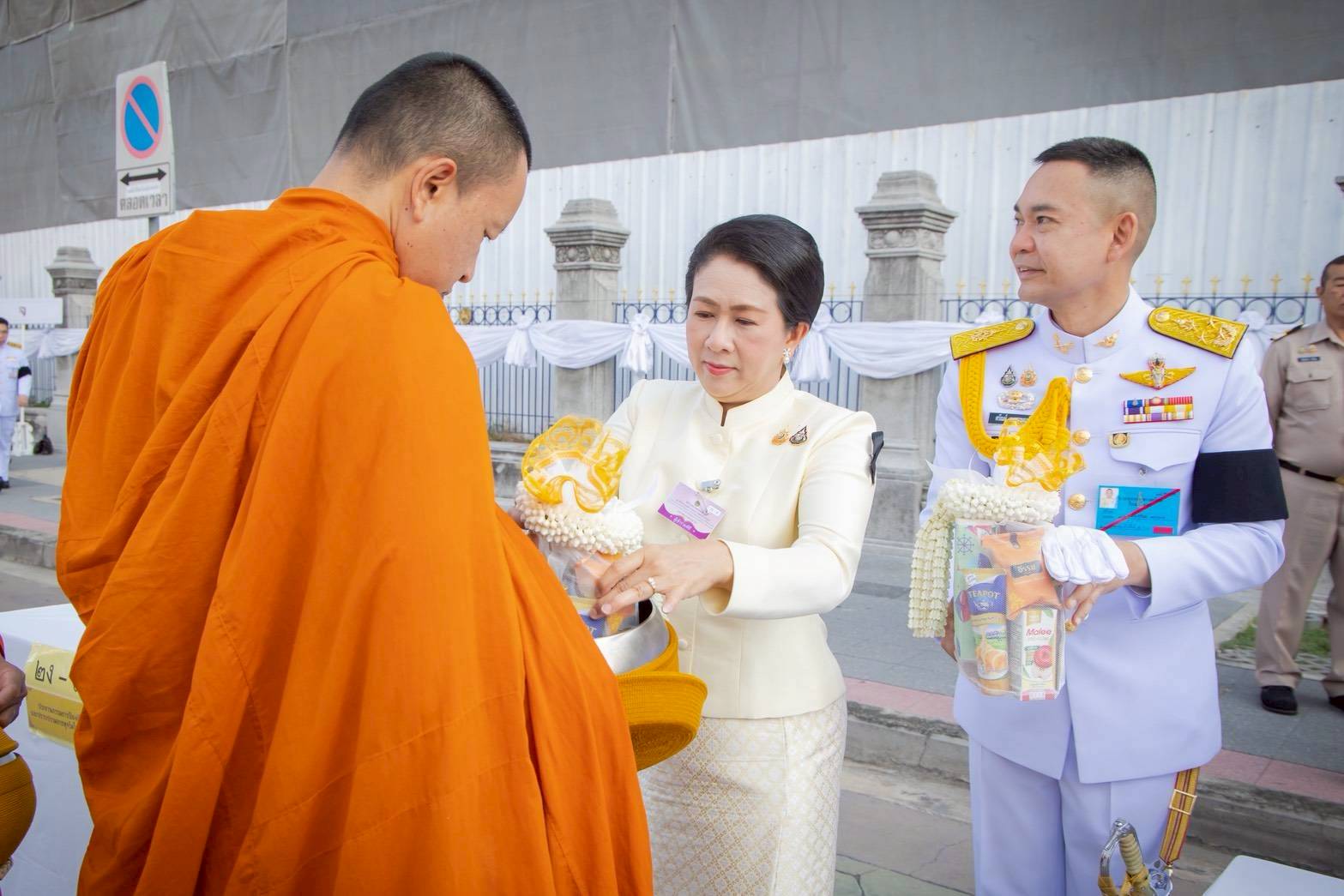 ๖๓ พิธีเจริญพระพุทธมนต์และทำบุญตักบาตรถวายเป็นพระราชกุศล เนื่องในโอกาสการประกาศยกย่องพระเกียรติคุณพระราชกรณียกิจในวาระครบ ๑๐๐ ปี สมเด็จพระนางเจ้ารำไพพรรณี พระบรมราชินี ในรัชกาลที่ ๗