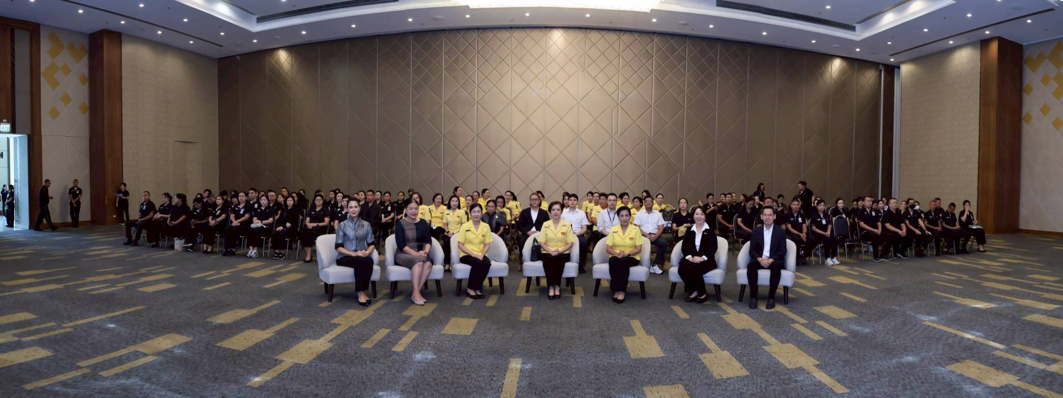 ๖๔ การจัดกิจกรรมโครงการ "ขายได้ทุกหยด ลดขยะ" โดยโครงการบริหารจัดการขยะ รักษาสิ่งแวดล้อม และโครงการครอบครัวพอเพียง สมาคมภริยาข้าราชการสำนักงานปลัดกระทรวงกลาโหม