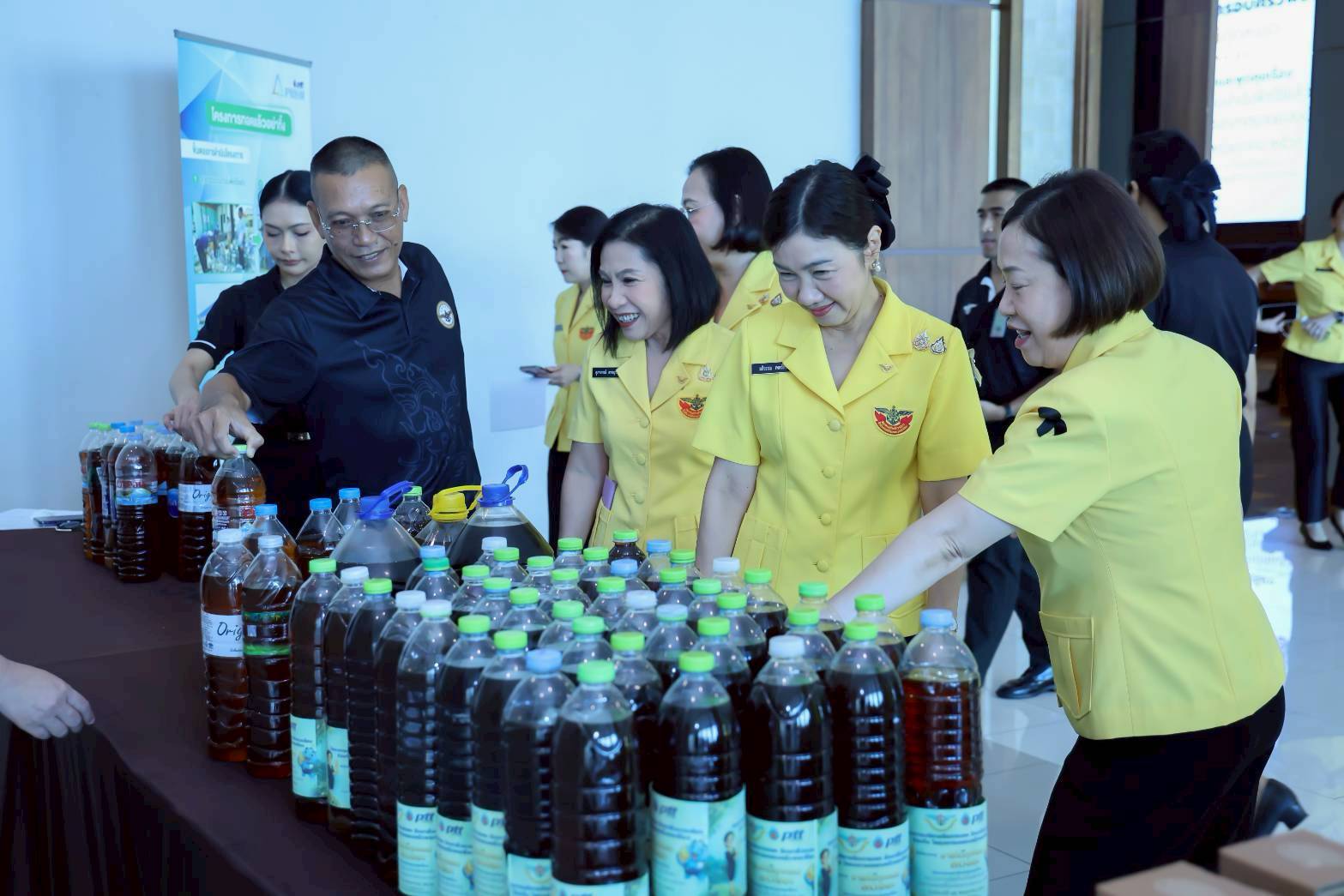 ๖๔ การจัดกิจกรรมโครงการ "ขายได้ทุกหยด ลดขยะ" โดยโครงการบริหารจัดการขยะ รักษาสิ่งแวดล้อม และโครงการครอบครัวพอเพียง สมาคมภริยาข้าราชการสำนักงานปลัดกระทรวงกลาโหม
