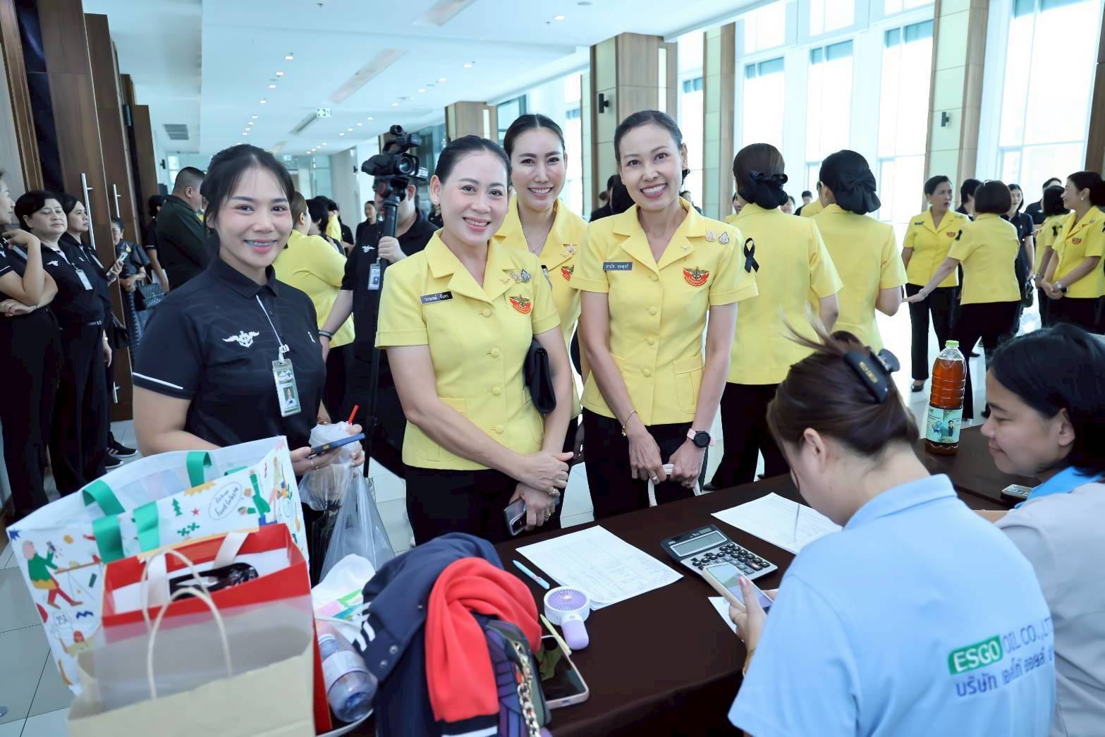 ๖๔ การจัดกิจกรรมโครงการ "ขายได้ทุกหยด ลดขยะ" โดยโครงการบริหารจัดการขยะ รักษาสิ่งแวดล้อม และโครงการครอบครัวพอเพียง สมาคมภริยาข้าราชการสำนักงานปลัดกระทรวงกลาโหม