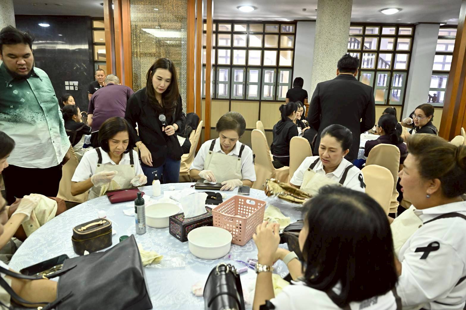 ๖๖ กิจกรรมฝึกอบรมการดูแลและทำความสะอาดกระเป๋า โดยโครงการศูนย์ส่งเสริมการเรียนรู้ และโครงการครอบครัวพอเพียง สำนักนโยบายและแผนกลาโหม