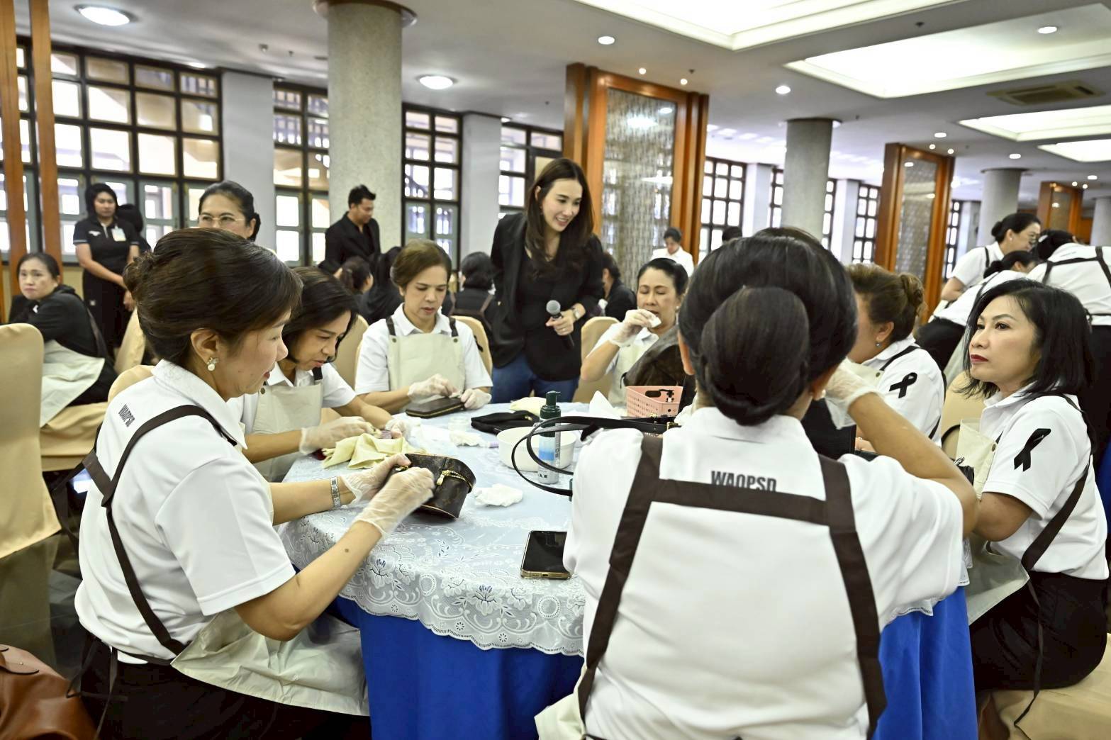๖๖ กิจกรรมฝึกอบรมการดูแลและทำความสะอาดกระเป๋า โดยโครงการศูนย์ส่งเสริมการเรียนรู้ และโครงการครอบครัวพอเพียง สำนักนโยบายและแผนกลาโหม