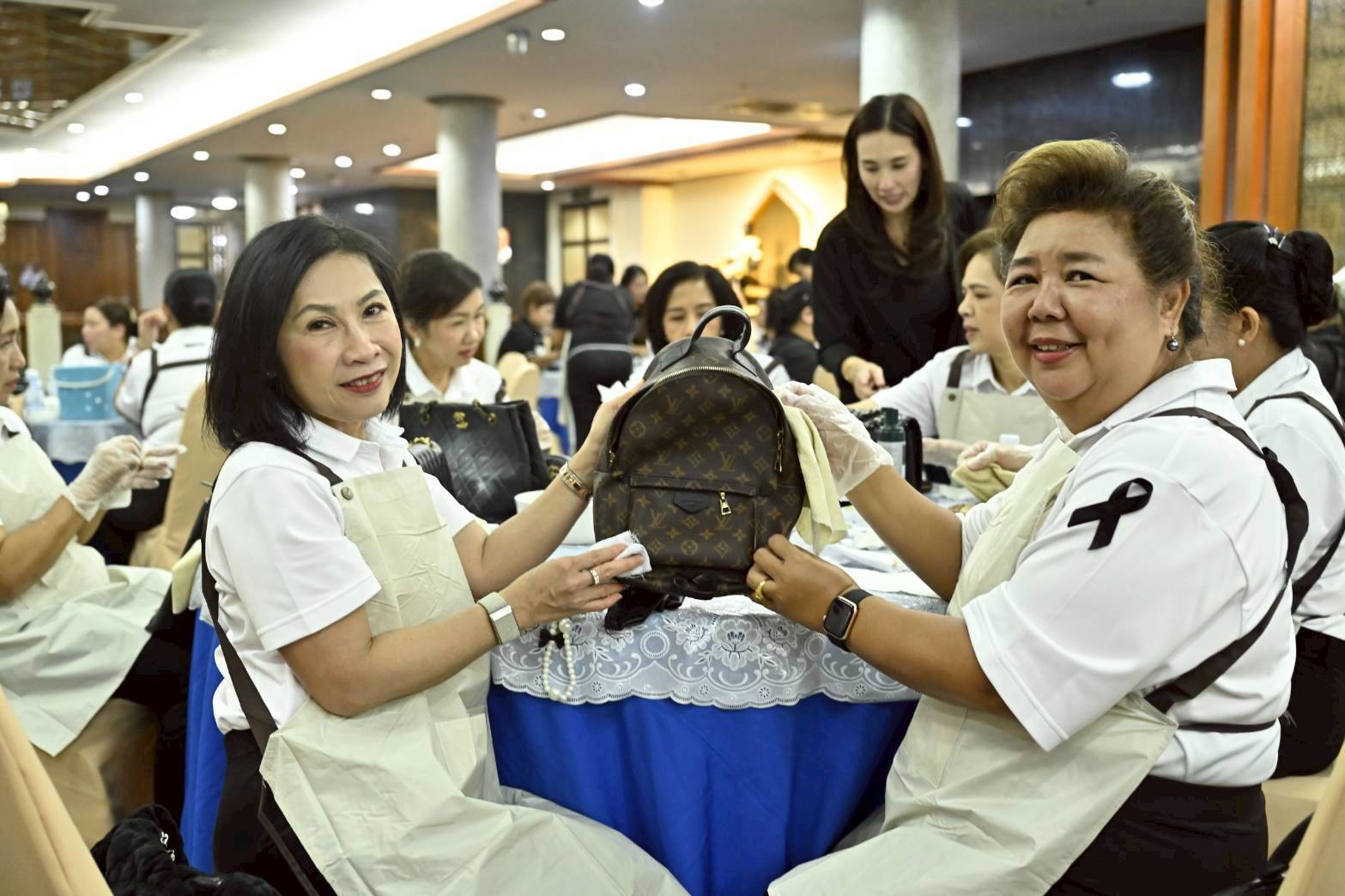 ๖๖ กิจกรรมฝึกอบรมการดูแลและทำความสะอาดกระเป๋า โดยโครงการศูนย์ส่งเสริมการเรียนรู้ และโครงการครอบครัวพอเพียง สำนักนโยบายและแผนกลาโหม