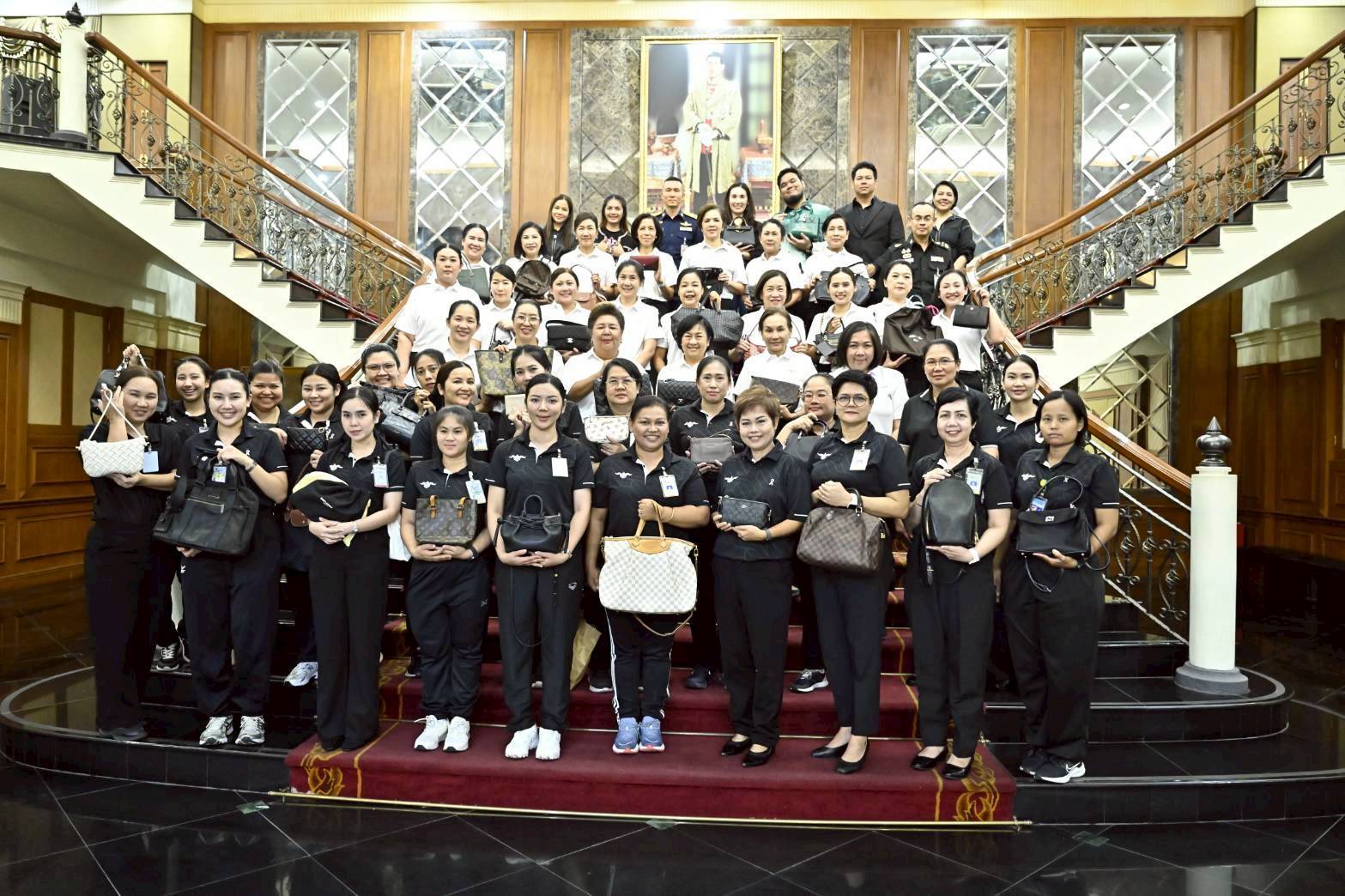 ๖๖ กิจกรรมฝึกอบรมการดูแลและทำความสะอาดกระเป๋า โดยโครงการศูนย์ส่งเสริมการเรียนรู้ และโครงการครอบครัวพอเพียง สำนักนโยบายและแผนกลาโหม