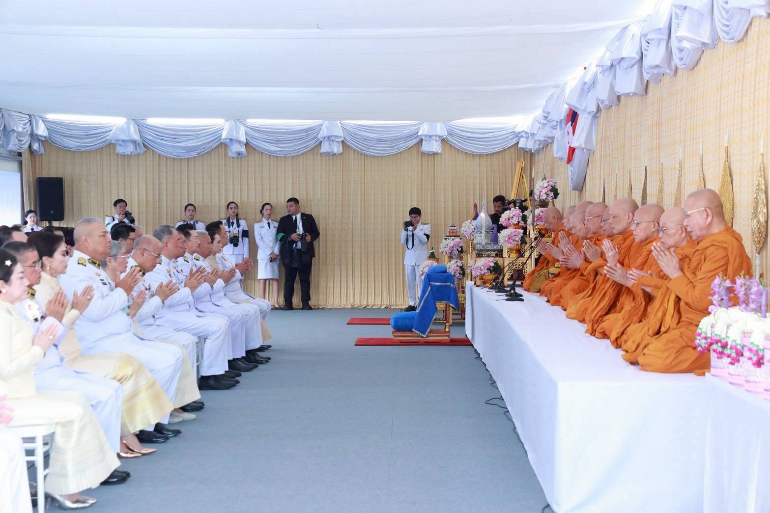 ๖๘ พิธีเจริญพระพุทธมนต์ และพิธีทำบุญตักบาตรถวายเป็นพระราชกุศล เนื่องในโอกาสมหามงคลเฉลิมพระชนมพรรษา ๔ รอบ สมเด็จพระนางเจ้าฯ พระบรมราชินี (๓ มิ.ย.๖๙)