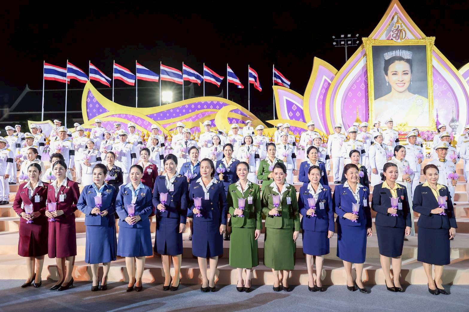 ๗๐ พิธีถวายเครื่องราชสักการะ วางพานพุ่ม และจุดเทียนถวายพระพรชัยมงคล เนื่องในโอกาสมหามงคลเฉลิมพระชนมพรรษา ๔ รอบ สมเด็จพระนางเจ้าฯ พระบรมราชินี (๓ มิ.ย.๖๙)