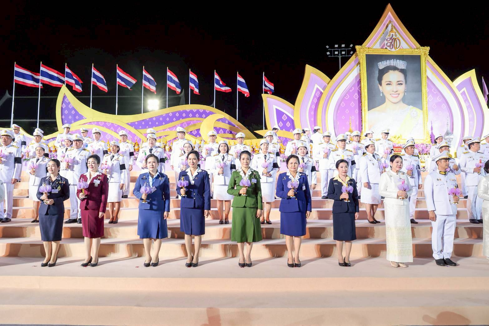 ๗๐ พิธีถวายเครื่องราชสักการะ วางพานพุ่ม และจุดเทียนถวายพระพรชัยมงคล เนื่องในโอกาสมหามงคลเฉลิมพระชนมพรรษา ๔ รอบ สมเด็จพระนางเจ้าฯ พระบรมราชินี (๓ มิ.ย.๖๙)