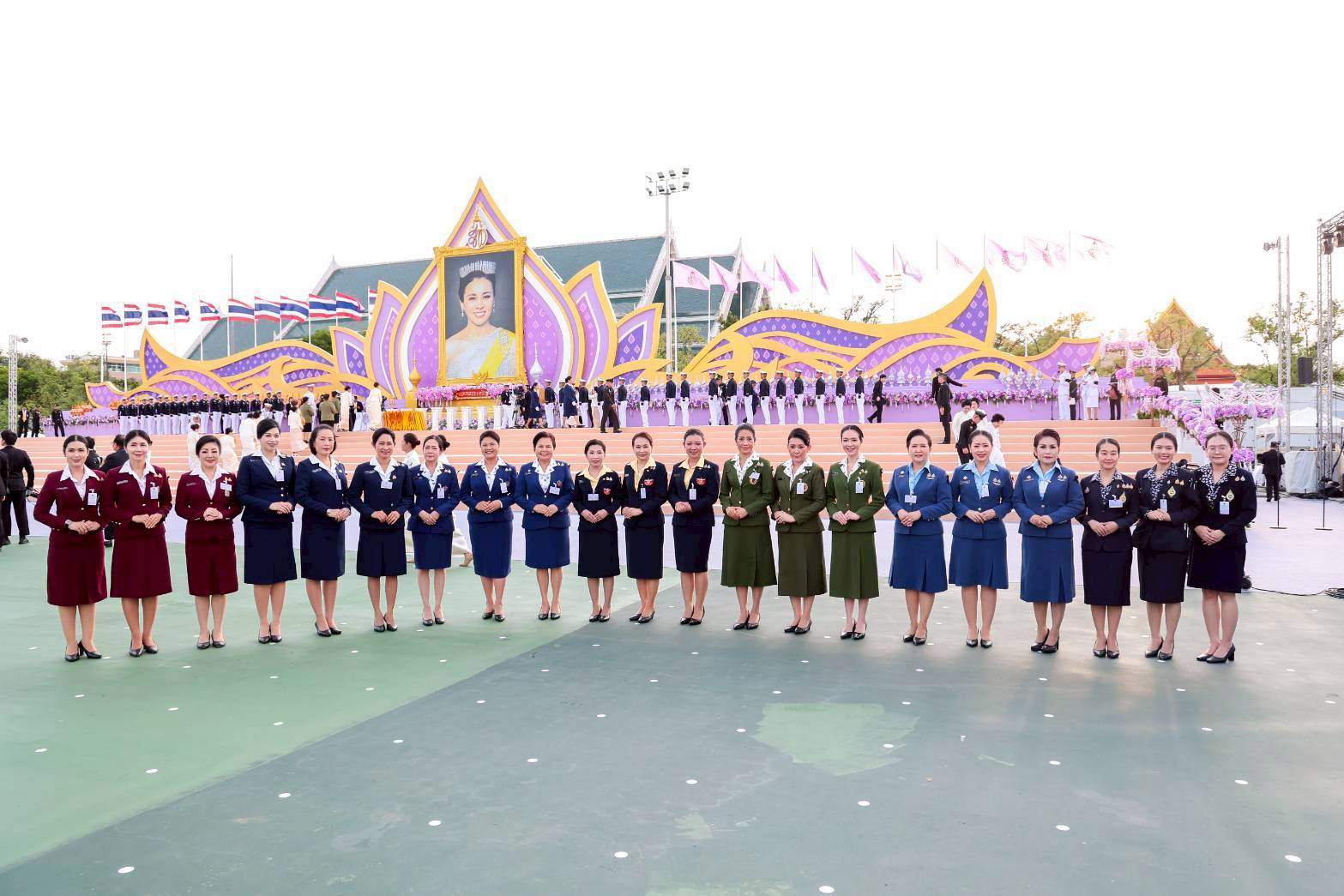 ๗๐ พิธีถวายเครื่องราชสักการะ วางพานพุ่ม และจุดเทียนถวายพระพรชัยมงคล เนื่องในโอกาสมหามงคลเฉลิมพระชนมพรรษา ๔ รอบ สมเด็จพระนางเจ้าฯ พระบรมราชินี (๓ มิ.ย.๖๙)