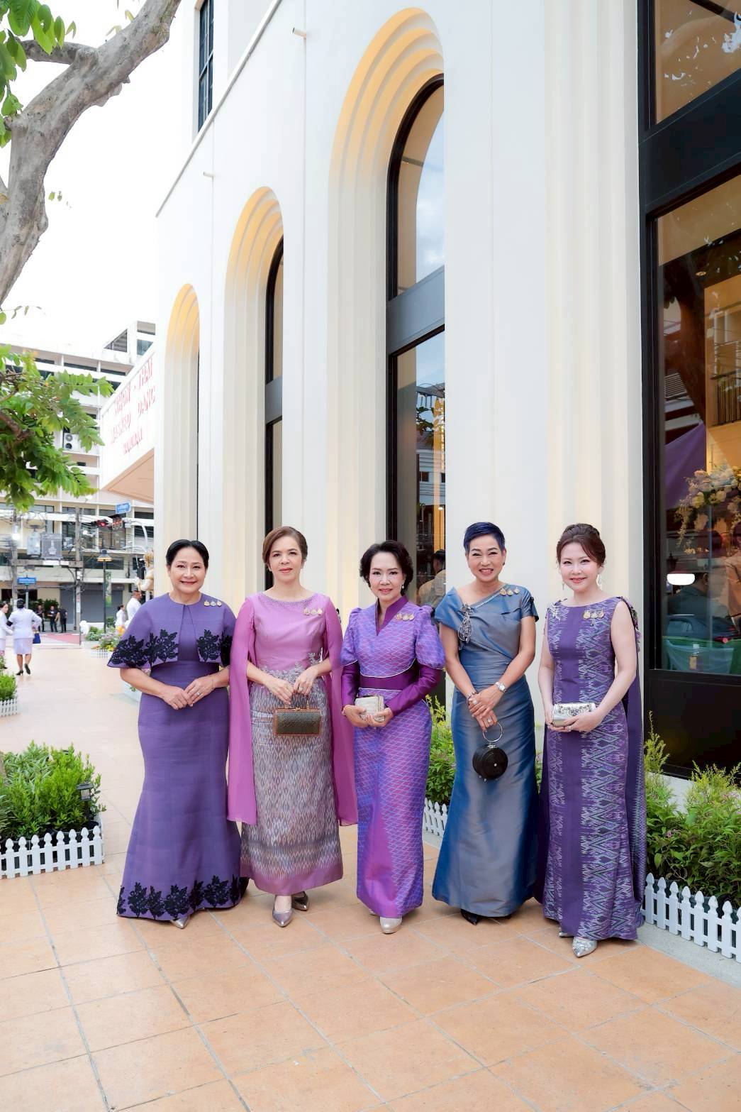 ๗๒ เข้าเฝ้าฯ รับเสด็จพระบาทสมเด็จพระเจ้าอยู่หัว และสมเด็จพระนางเจ้าฯ พระบรมราชินี ในโอกาสเสด็จพระราชดำเนินไปทอดพระเนตรการแสดงเฉลิมพระเกียรติ