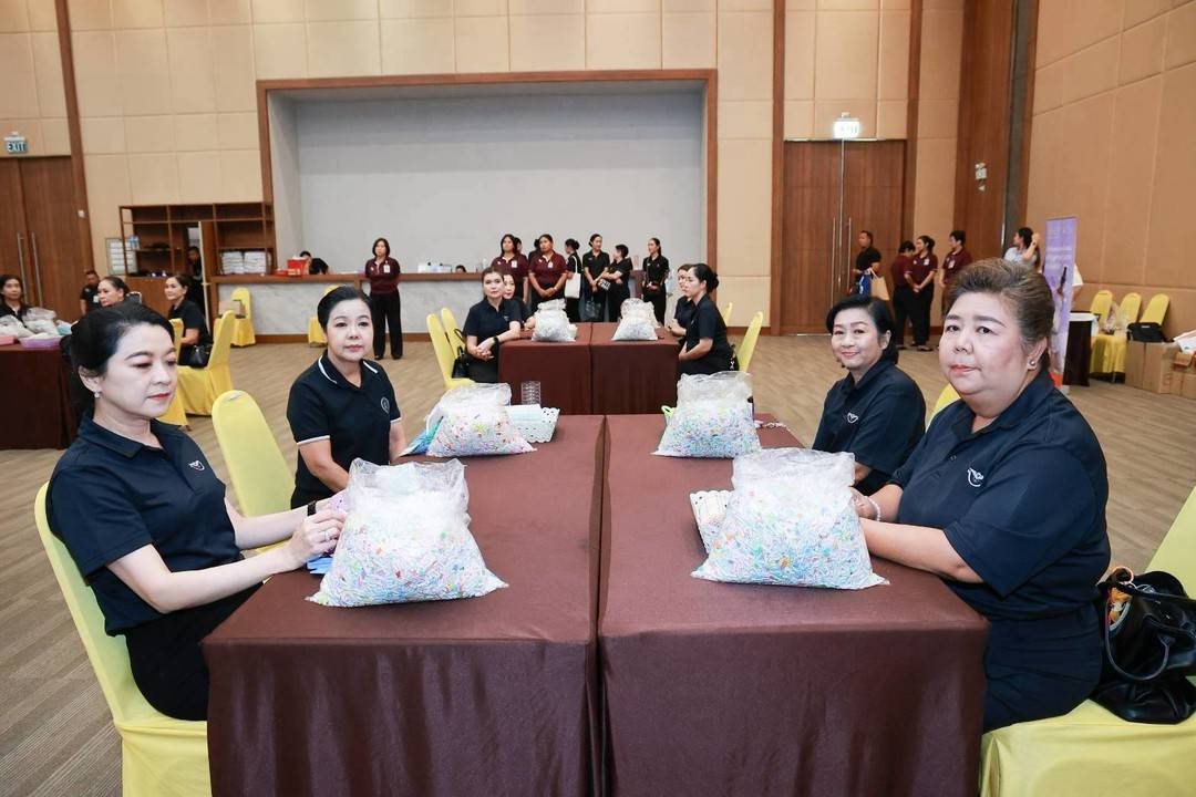๘๗ กิจกรรมการทำหมอนหลอด โดยฝ่ายกิจกรรมและโครงการ สมาคมภริยาข้าราชการสำนักงานปลัดกระทรวงกลาโหม