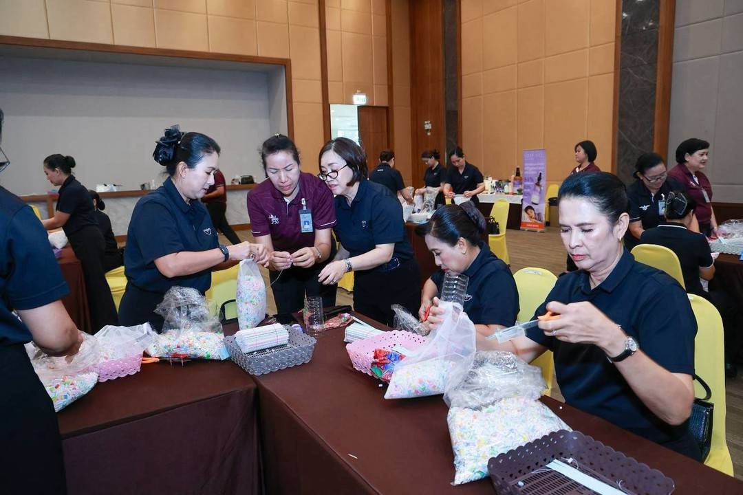 ๘๗ กิจกรรมการทำหมอนหลอด โดยฝ่ายกิจกรรมและโครงการ สมาคมภริยาข้าราชการสำนักงานปลัดกระทรวงกลาโหม