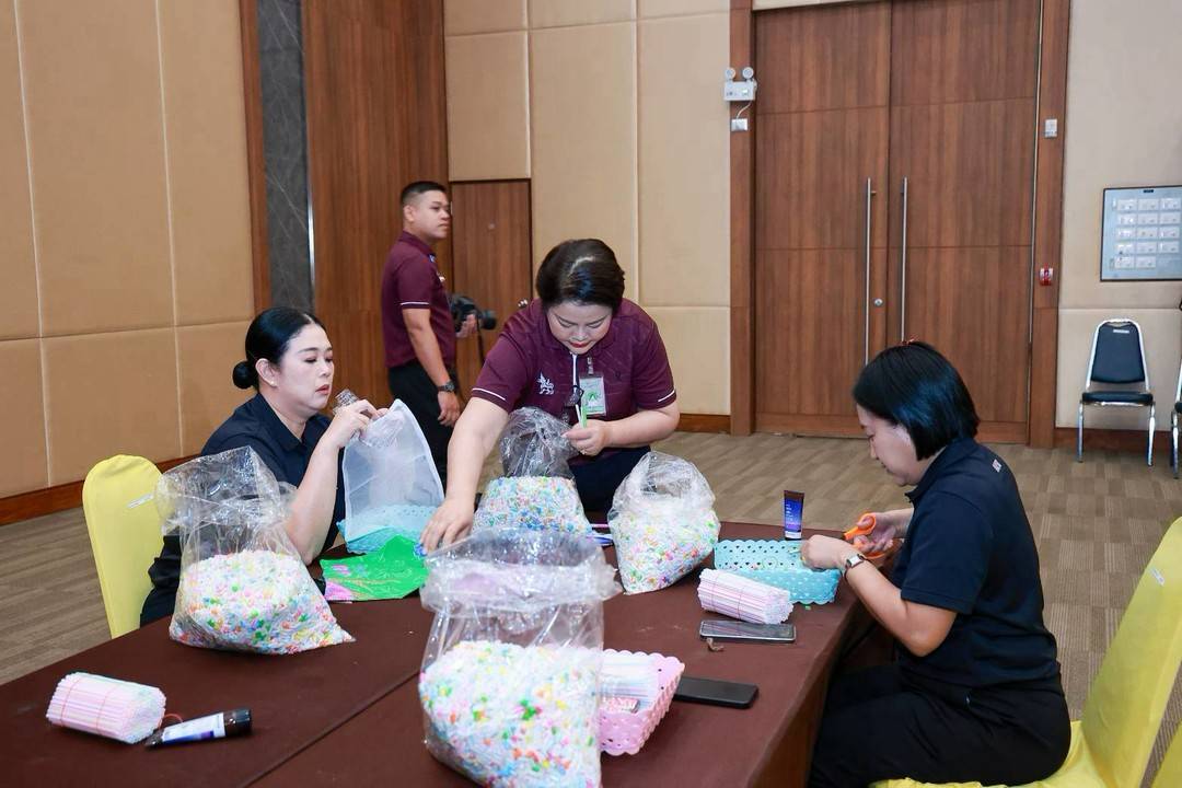 ๘๗ กิจกรรมการทำหมอนหลอด โดยฝ่ายกิจกรรมและโครงการ สมาคมภริยาข้าราชการสำนักงานปลัดกระทรวงกลาโหม