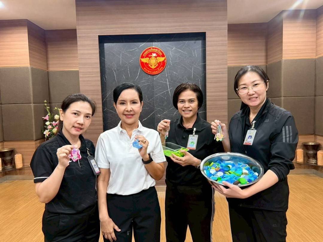 ๙๐ กิจกรรมประดิษฐ์เหรียญโปรยทานจากลวดกำมะหยี่ และกิจกรรมรีไซเคิลพวงกุญแจจากฝาขวดน้ำพลาสติก