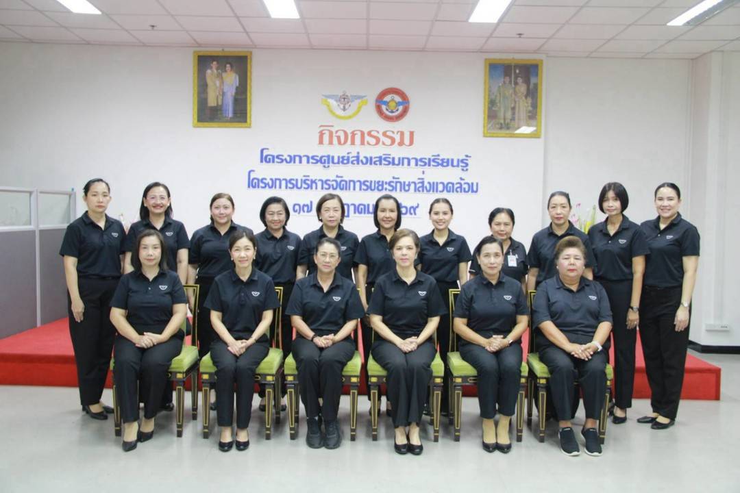 ๙๐ กิจกรรมประดิษฐ์เหรียญโปรยทานจากลวดกำมะหยี่ และกิจกรรมรีไซเคิลพวงกุญแจจากฝาขวดน้ำพลาสติก