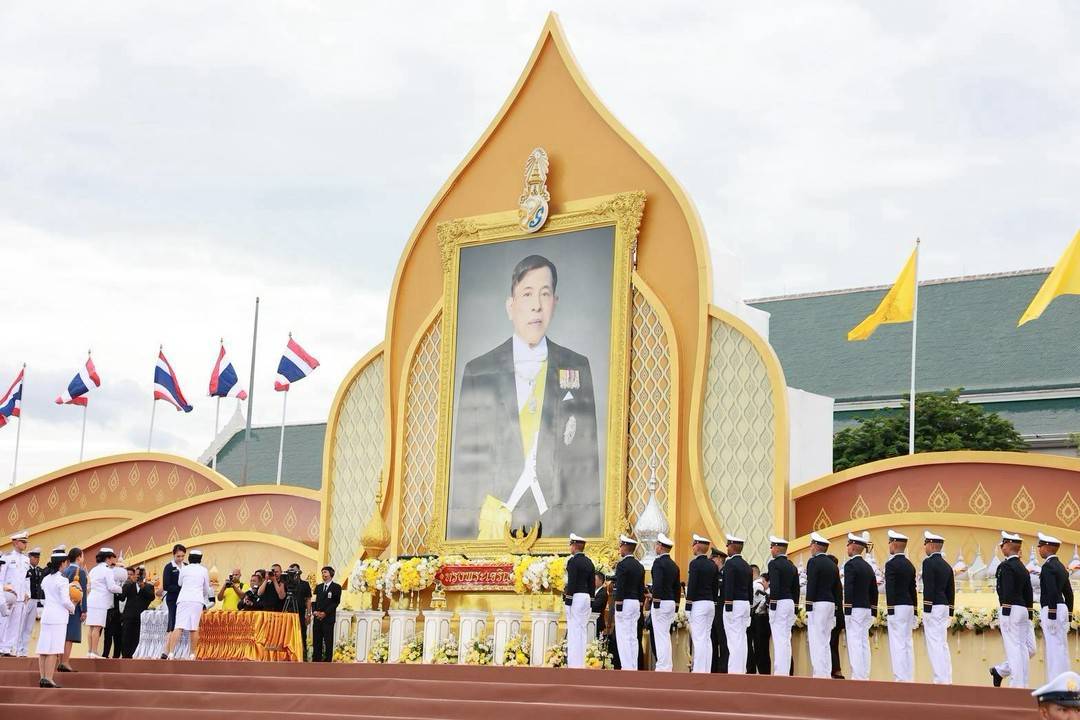 ๙๗ พิธีถวายเครื่องราชสักการะ วางพานพุ่ม และจุดเทียนถวายพระพรชัยมงคล เนื่องในโอกาสวันเฉลิมพระชนมพร...