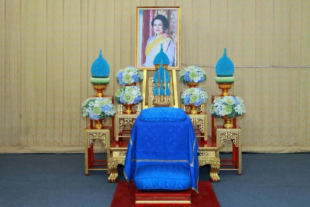 ๑๐๔ พิธีสวดพระพุทธมนต์และพิธีทำบุญตักบาตร ถวายเป็นพระราชกุศล เนื่องในวันคล้ายวันพระราชสมภพสมเด็จพ...