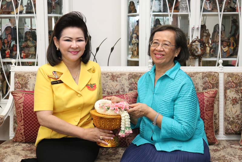 002 นายกสมาคมภริยาฯ เข้าเยี่ยมคารวะและขอรับพรจาก คุณหญิง อรพรรณ ศศิประภา อดีตนายกสมาคมภริยาฯ ในโอกาสเข้ารับตำแหน่ง