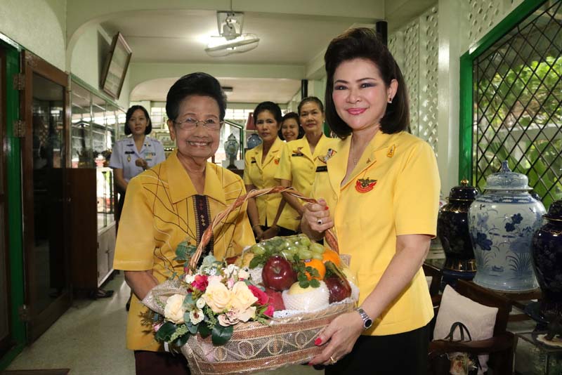 003 นายกสมาคมภริยาฯ พร้อมคณะกรรมการสมาคมฯ เข้าเยี่ยมคารวะและขอรับพรจาก คุณหญิงจวบ จิรโรจน์ ในโอกาสเข้ารับตำแหน่ง