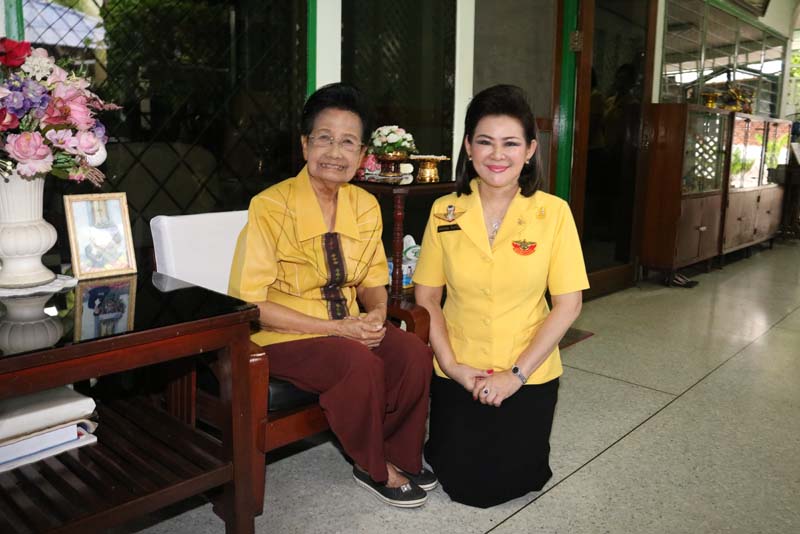 003 นายกสมาคมภริยาฯ พร้อมคณะกรรมการสมาคมฯ เข้าเยี่ยมคารวะและขอรับพรจาก คุณหญิงจวบ จิรโรจน์ ในโอกาสเข้ารับตำแหน่ง