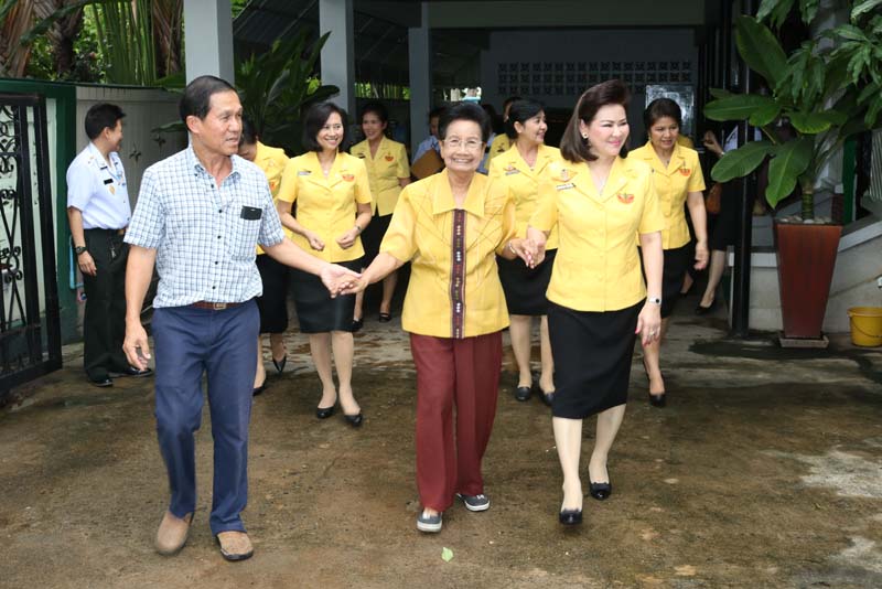 003 นายกสมาคมภริยาฯ พร้อมคณะกรรมการสมาคมฯ เข้าเยี่ยมคารวะและขอรับพรจาก คุณหญิงจวบ จิรโรจน์ ในโอกาสเข้ารับตำแหน่ง