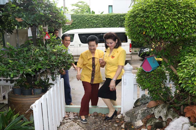 003 นายกสมาคมภริยาฯ พร้อมคณะกรรมการสมาคมฯ เข้าเยี่ยมคารวะและขอรับพรจาก คุณหญิงจวบ จิรโรจน์ ในโอกาสเข้ารับตำแหน่ง