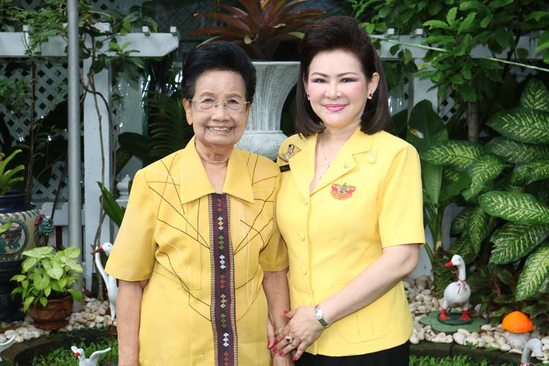 003 นายกสมาคมภริยาฯ พร้อมคณะกรรมการสมาคมฯ เข้าเยี่ยมคารวะและขอรับพรจาก คุณหญิงจวบ จิรโรจน์ ในโอกาสเข้ารับตำแหน่ง