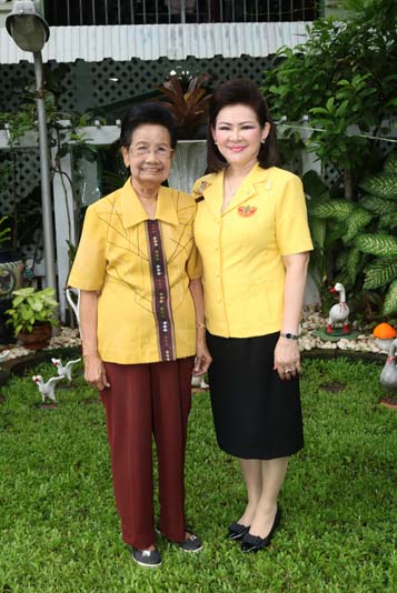 003 นายกสมาคมภริยาฯ พร้อมคณะกรรมการสมาคมฯ เข้าเยี่ยมคารวะและขอรับพรจาก คุณหญิงจวบ จิรโรจน์ ในโอกาสเข้ารับตำแหน่ง