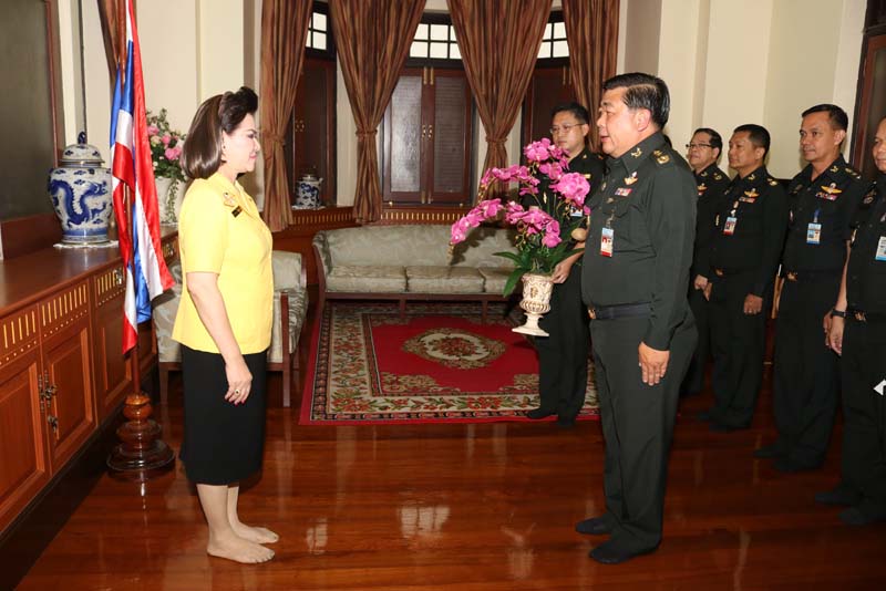 004 พลโท ศิริพงษ์ วงศ์ขันตี เจ้ากรมการพลังงานทหารฯ นำคณะข้าราชการกรมการพลังงานทหารฯ เข้าแสดงความยินดีกับนายกสมาคมภริยาฯ ในโอกาสเข้ารับตำแหน่ง
