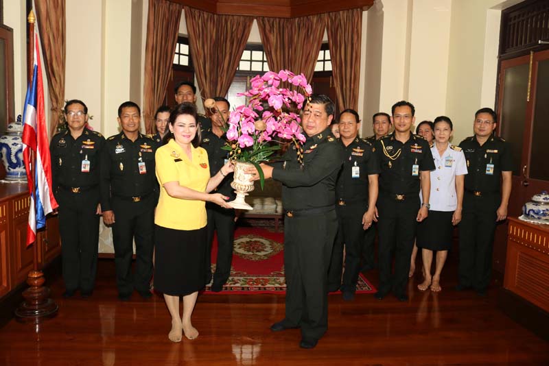 004 พลโท ศิริพงษ์ วงศ์ขันตี เจ้ากรมการพลังงานทหารฯ นำคณะข้าราชการกรมการพลังงานทหารฯ เข้าแสดงความยินดีกับนายกสมาคมภริยาฯ ในโอกาสเข้ารับตำแหน่ง