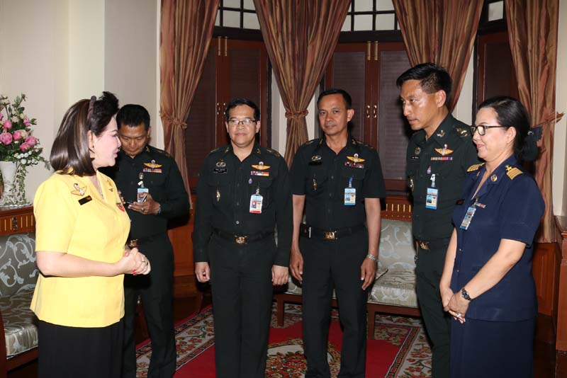 004 พลโท ศิริพงษ์ วงศ์ขันตี เจ้ากรมการพลังงานทหารฯ นำคณะข้าราชการกรมการพลังงานทหารฯ เข้าแสดงความยินดีกับนายกสมาคมภริยาฯ ในโอกาสเข้ารับตำแหน่ง