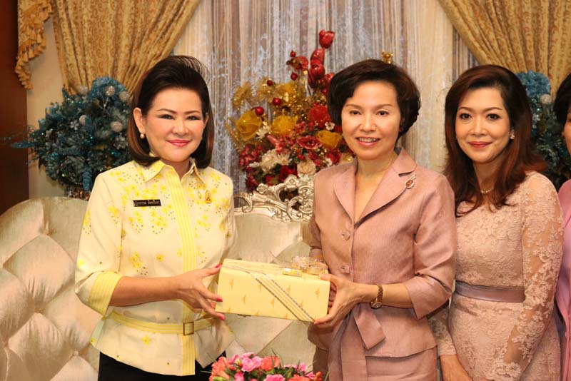 005 ดร.บุษบา ชัยจินดา นายกสมาคมแม่บ้านตำรวจ เข้าแสดงความยินดีกับนายกสมาคมภริยาฯ ในโอกาสเข้ารับตำแหน่ง
