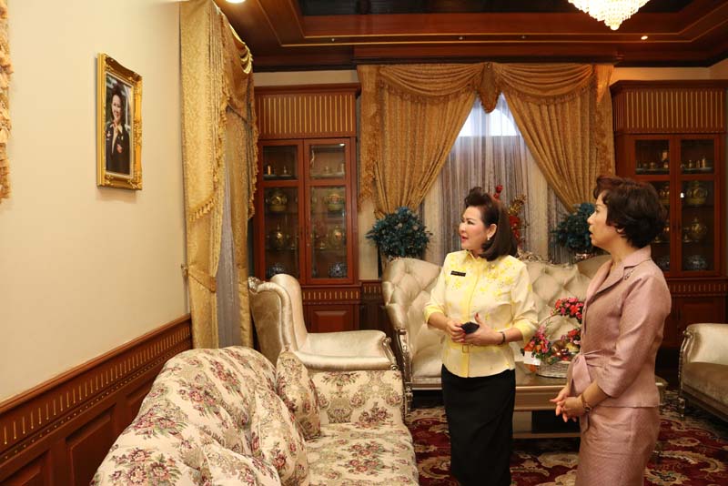 005 ดร.บุษบา ชัยจินดา นายกสมาคมแม่บ้านตำรวจ เข้าแสดงความยินดีกับนายกสมาคมภริยาฯ ในโอกาสเข้ารับตำแหน่ง