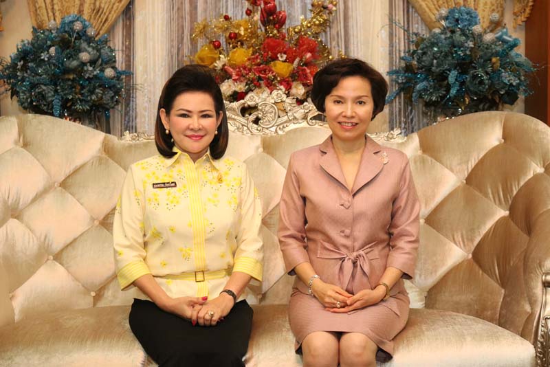 005 ดร.บุษบา ชัยจินดา นายกสมาคมแม่บ้านตำรวจ เข้าแสดงความยินดีกับนายกสมาคมภริยาฯ ในโอกาสเข้ารับตำแหน่ง