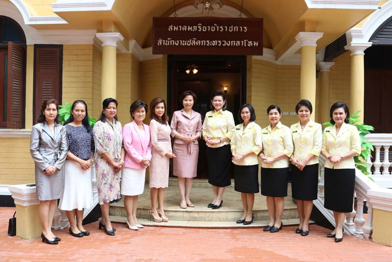 005 ดร.บุษบา ชัยจินดา นายกสมาคมแม่บ้านตำรวจ เข้าแสดงความยินดีกับนายกสมาคมภริยาฯ ในโอกาสเข้ารับตำแหน่ง