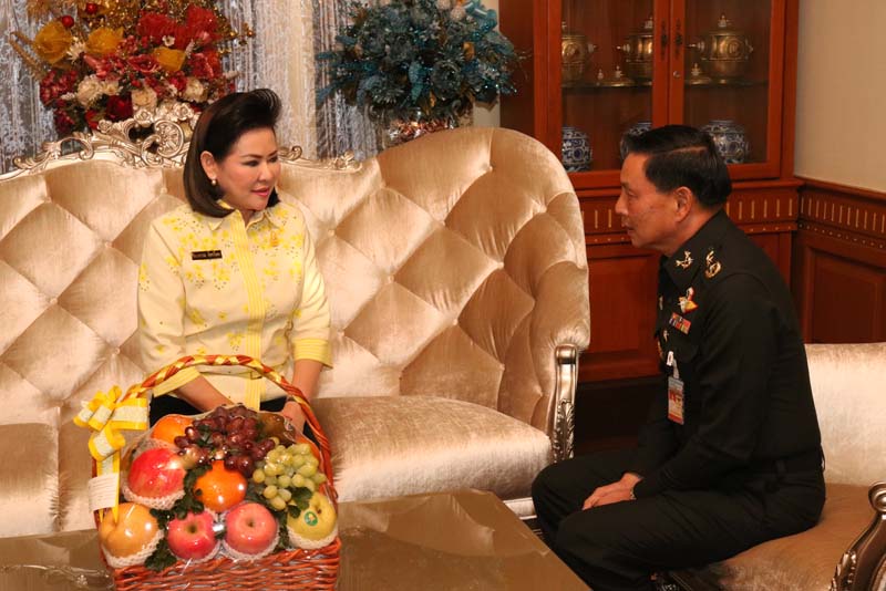 006 พลโท นภนต์ สร้างสมวงษ์ ผู้อำนวยการศูนย์อำนวยการสร้างอาวุธ เข้าแสดงความยินดีกับ นายกสมาคมภริยาฯ ในโอกาสเข้ารับตำแหน่ง