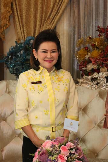 007 พลอากาศตรีหญิง อุดมลักษณ์ สนแจ้ง นายกสมาคมแม่บ้านทหารอากาศ เข้าแสดงความยินดีกับ นายกสมาคมภริยาฯ ในโอกาสเข้ารับตำแหน่ง