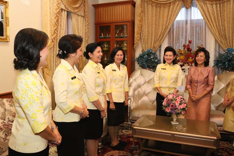 007 พลอากาศตรีหญิง อุดมลักษณ์ สนแจ้ง นายกสมาคมแม่บ้านทหารอากาศ เข้าแสดงความยินดีกับ นายกสมาคมภริยาฯ ในโอกาสเข้ารับตำแหน่ง