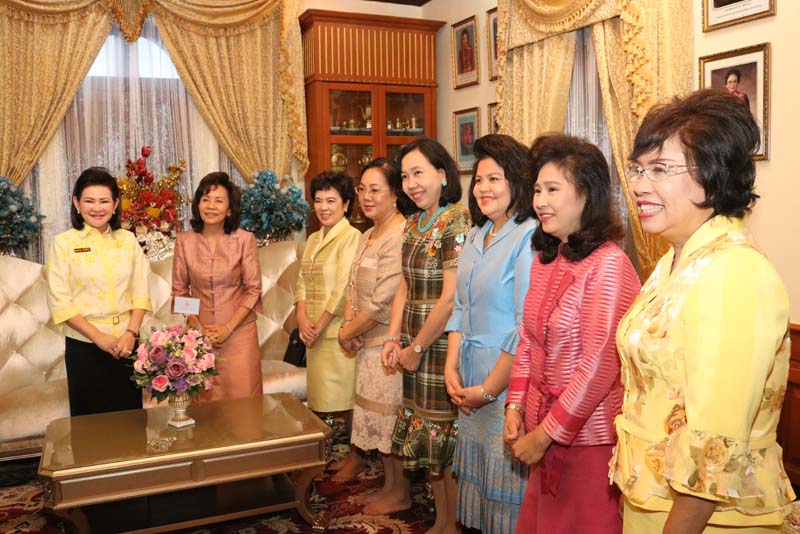 007 พลอากาศตรีหญิง อุดมลักษณ์ สนแจ้ง นายกสมาคมแม่บ้านทหารอากาศ เข้าแสดงความยินดีกับ นายกสมาคมภริยาฯ ในโอกาสเข้ารับตำแหน่ง