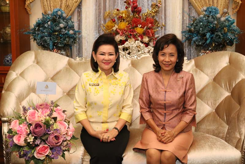 007 พลอากาศตรีหญิง อุดมลักษณ์ สนแจ้ง นายกสมาคมแม่บ้านทหารอากาศ เข้าแสดงความยินดีกับ นายกสมาคมภริยาฯ ในโอกาสเข้ารับตำแหน่ง