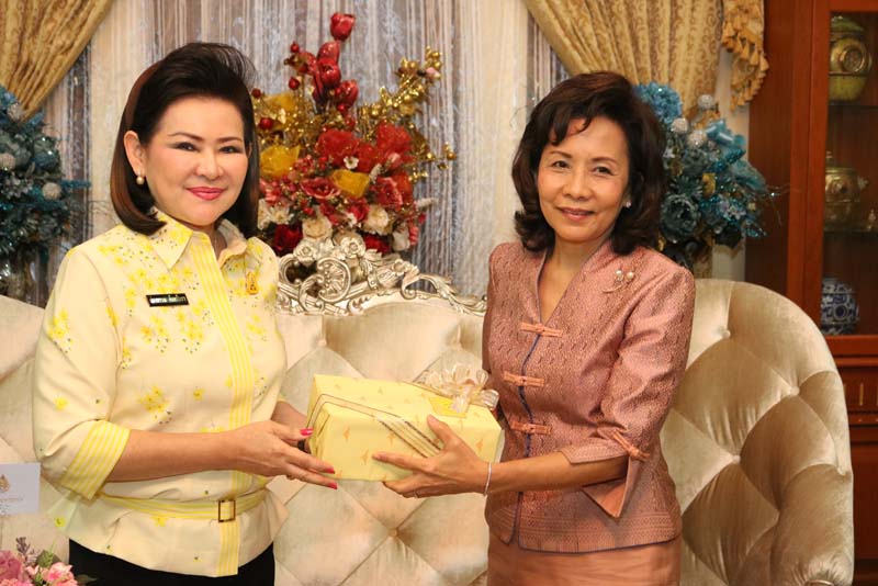 007 พลอากาศตรีหญิง อุดมลักษณ์ สนแจ้ง นายกสมาคมแม่บ้านทหารอากาศ เข้าแสดงความยินดีกับ นายกสมาคมภริยาฯ ในโอกาสเข้ารับตำแหน่ง